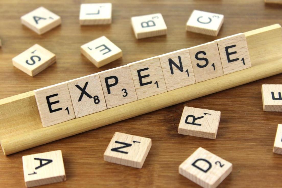 Como traduzir “expense(s)”